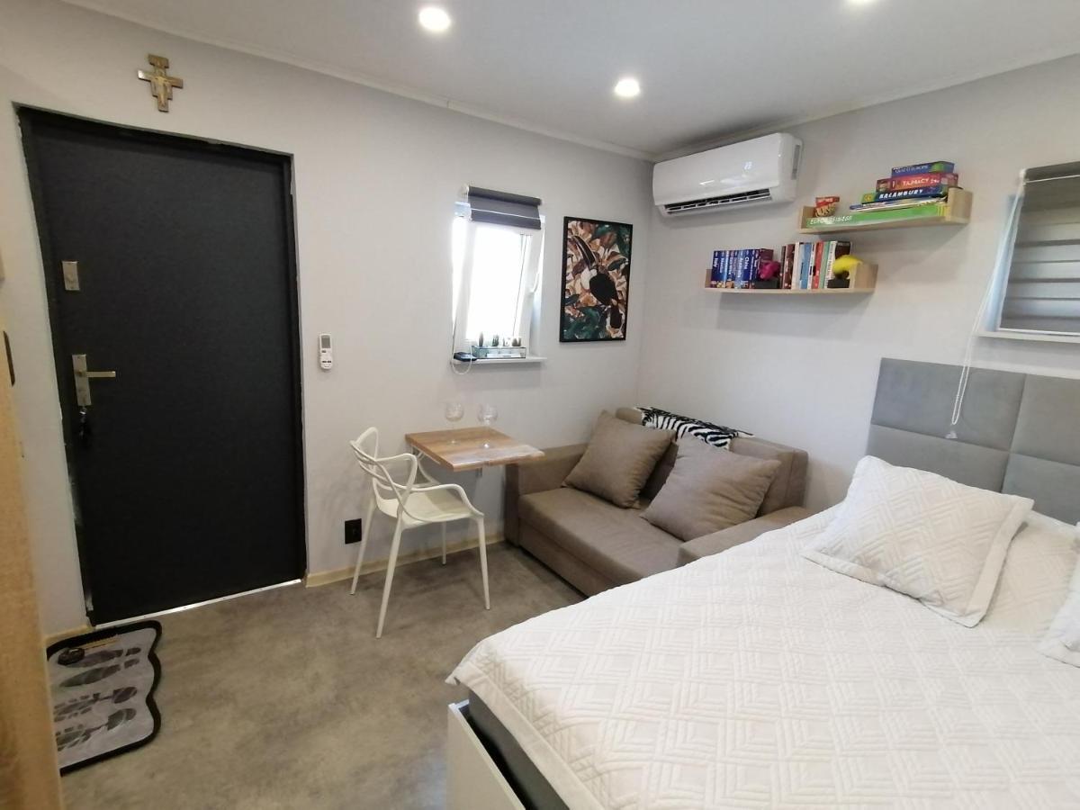 Apartament Mini Piso Domek z Wysposażonym Aneksem Kuchennym oraz Ogrodzonym Parkingiem Bodzanow  Zewnętrze zdjęcie